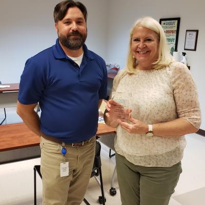 Cindy Ede of River Valley Paper Co. with Fund Development Committee Chair Aaron Kurchev.